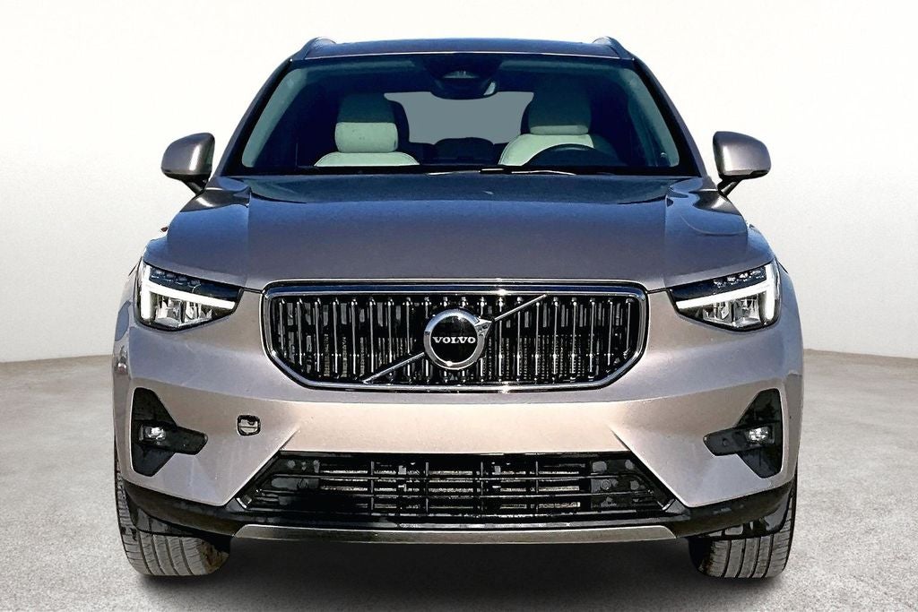 2023 Volvo XC40 B4 Plus Bright Theme