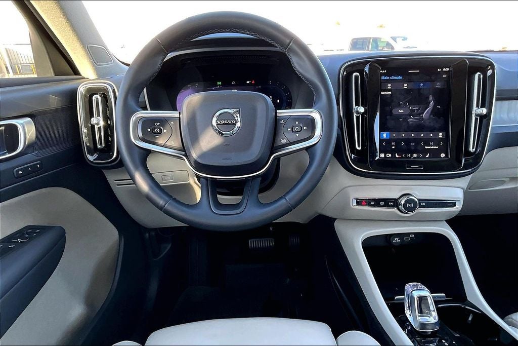 2023 Volvo XC40 B4 Plus Bright Theme