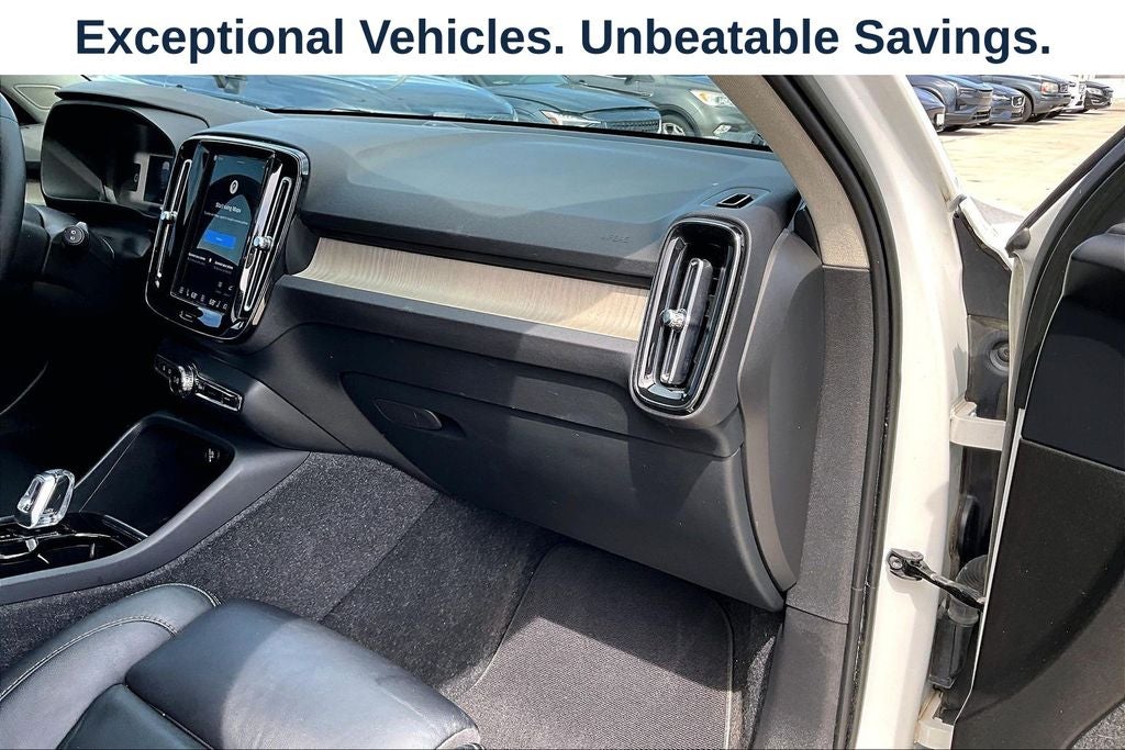 2023 Volvo XC40 B4 Plus Bright Theme