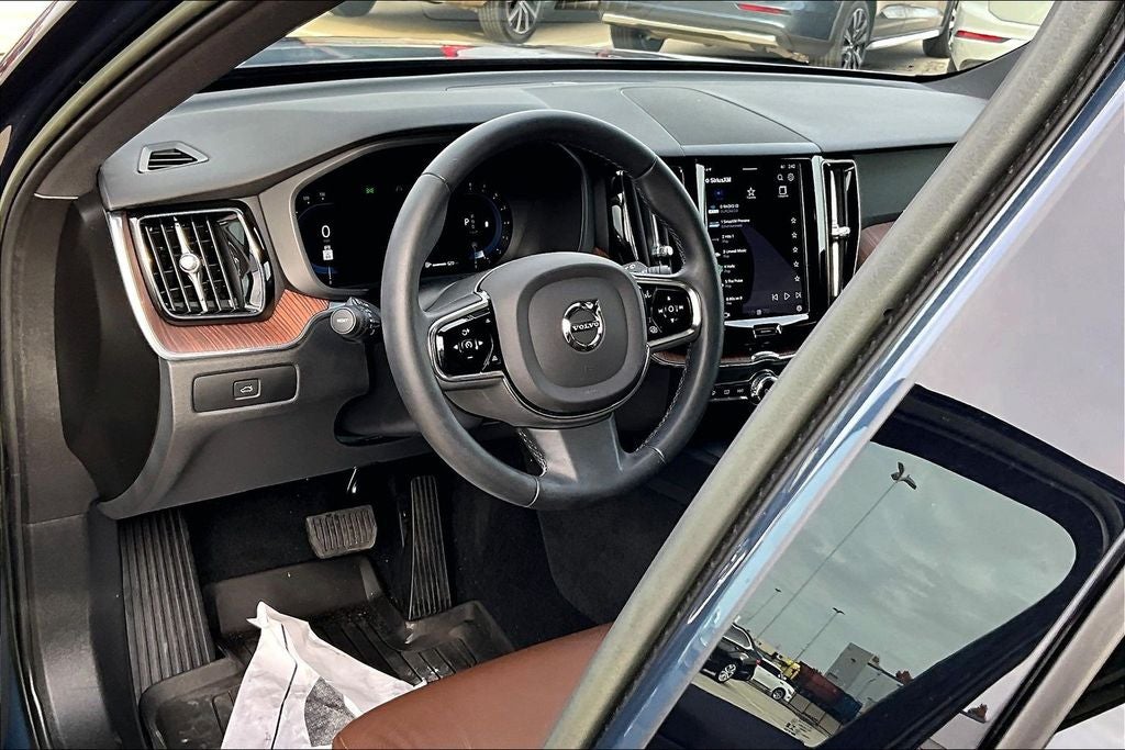 2023 Volvo XC60 B5 Plus Bright Theme