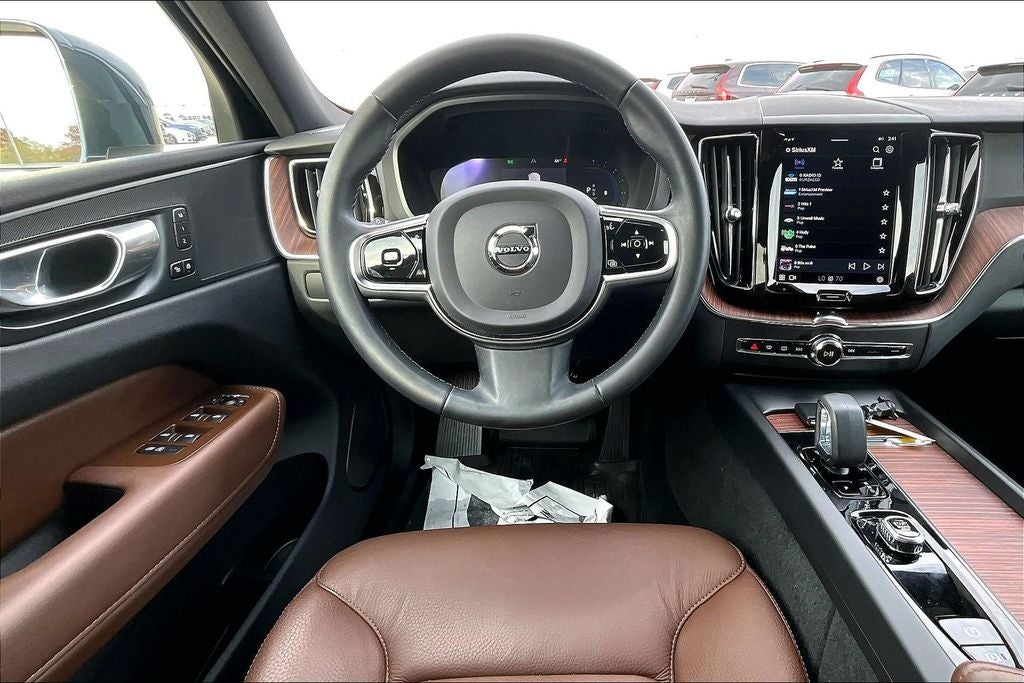 2023 Volvo XC60 B5 Plus Bright Theme