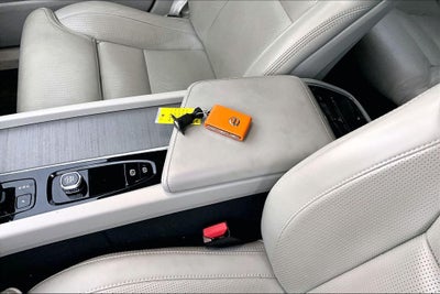 2023 Volvo XC60 B5 Ultimate Bright Theme