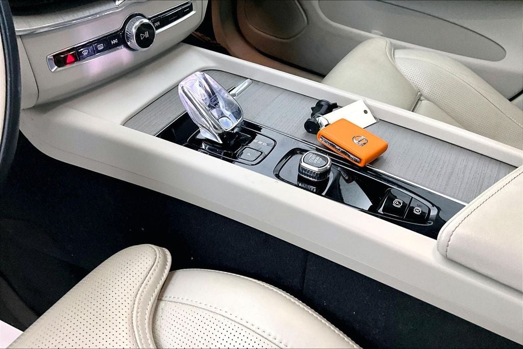 2023 Volvo XC60 B5 Ultimate Bright Theme