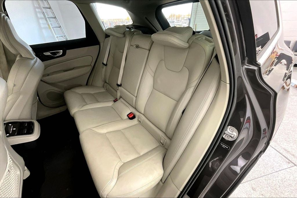 2023 Volvo XC60 B5 Ultimate Bright Theme