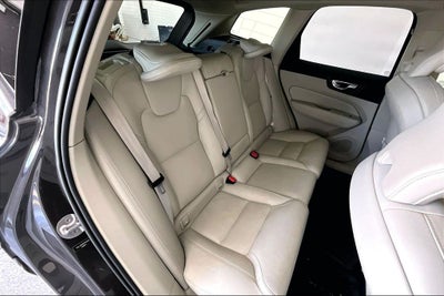 2023 Volvo XC60 B5 Ultimate Bright Theme