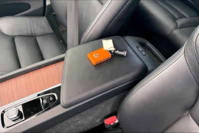 2024 Volvo XC60 B5 Plus Dark Theme