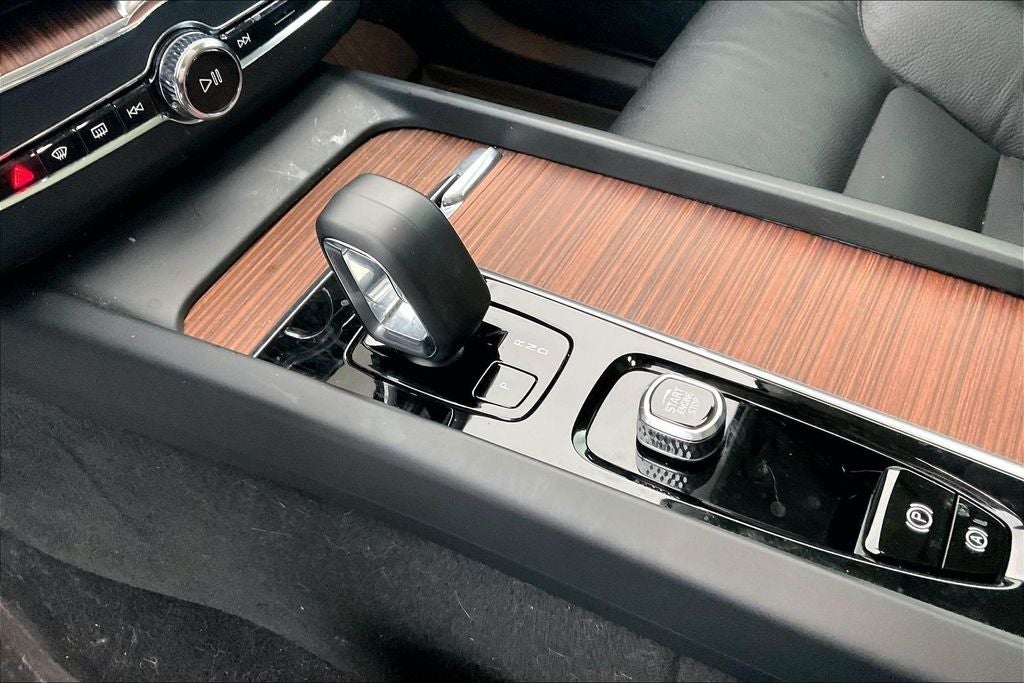 2024 Volvo XC60 B5 Plus Dark Theme