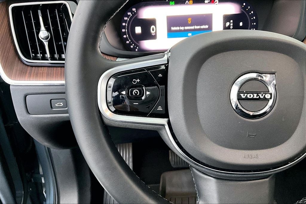 2023 Volvo XC60 B5 Plus Bright Theme