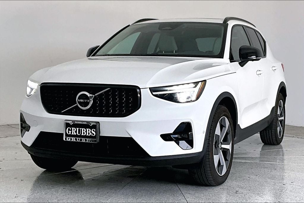2025 Volvo XC40 B5 Plus Dark Theme