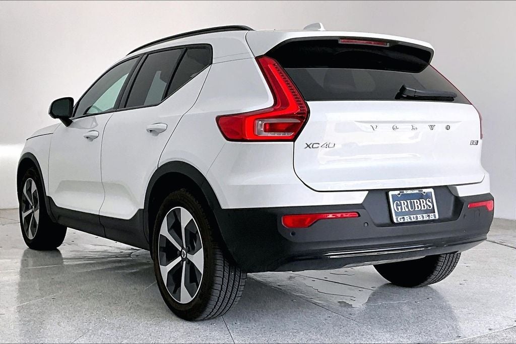 2025 Volvo XC40 B5 Plus Dark Theme