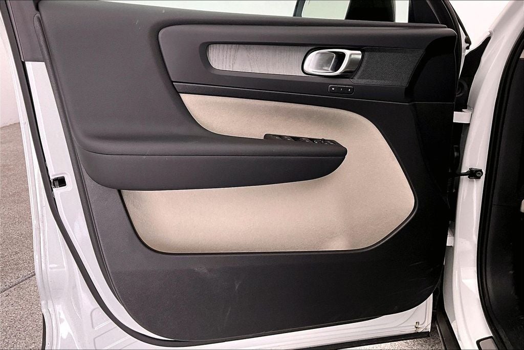 2025 Volvo XC40 B5 Plus Dark Theme