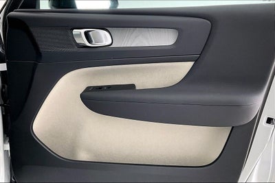 2025 Volvo XC40 B5 Plus Dark Theme
