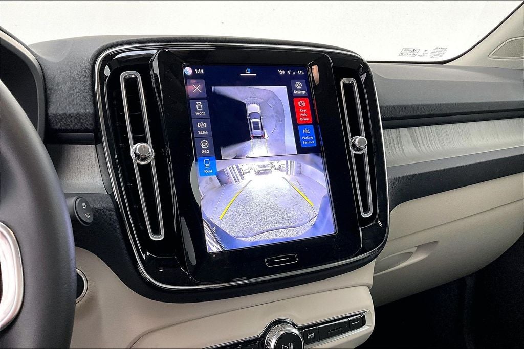 2025 Volvo XC40 B5 Plus Dark Theme