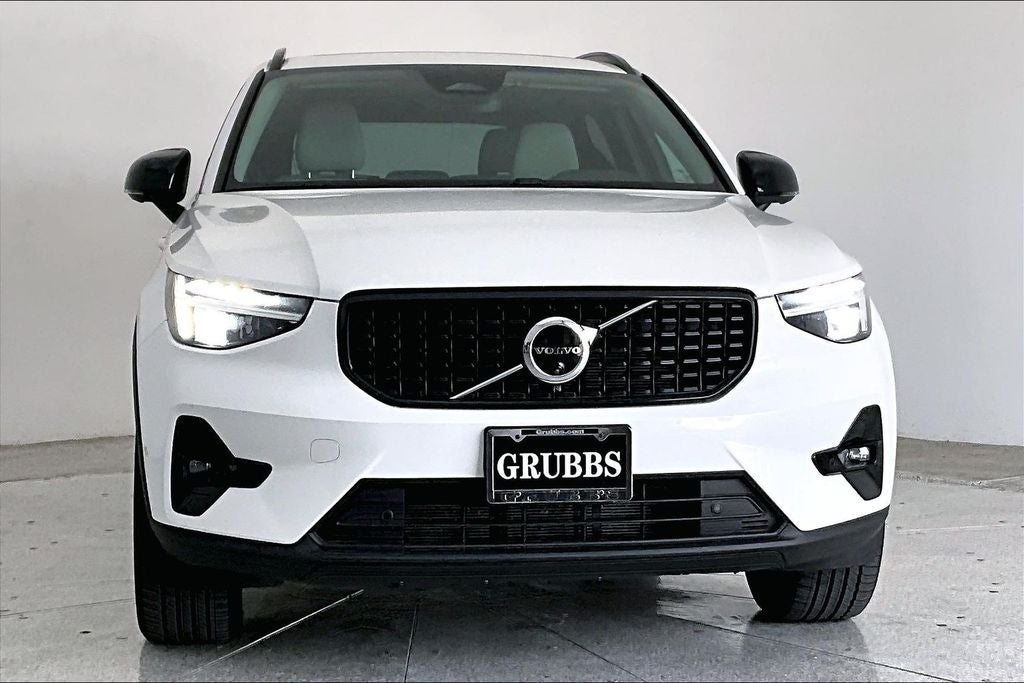 2025 Volvo XC40 B5 Plus Dark Theme