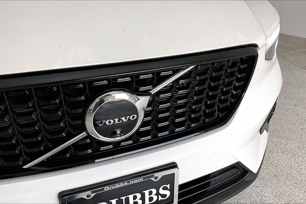 2025 Volvo XC40 B5 Plus Dark Theme