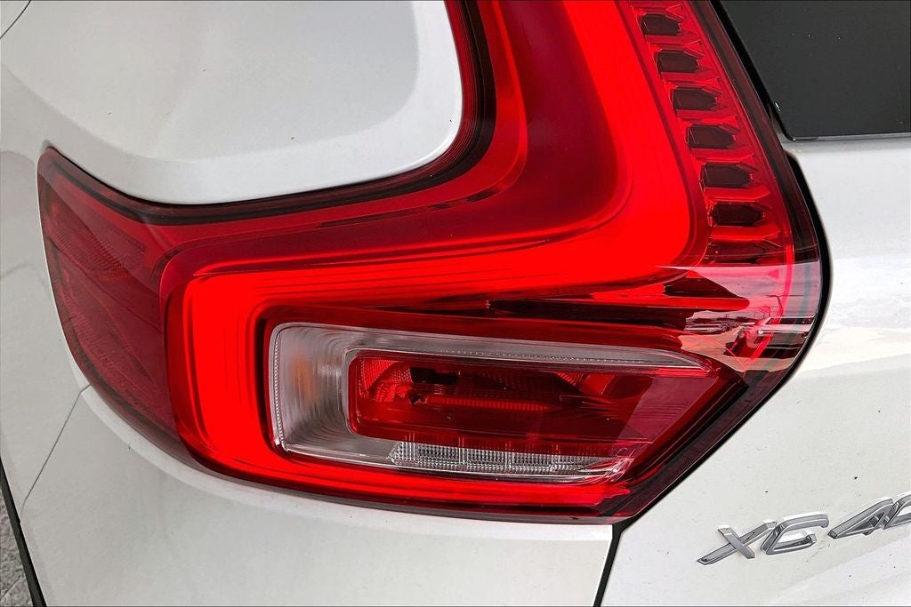 2025 Volvo XC40 B5 Plus Dark Theme