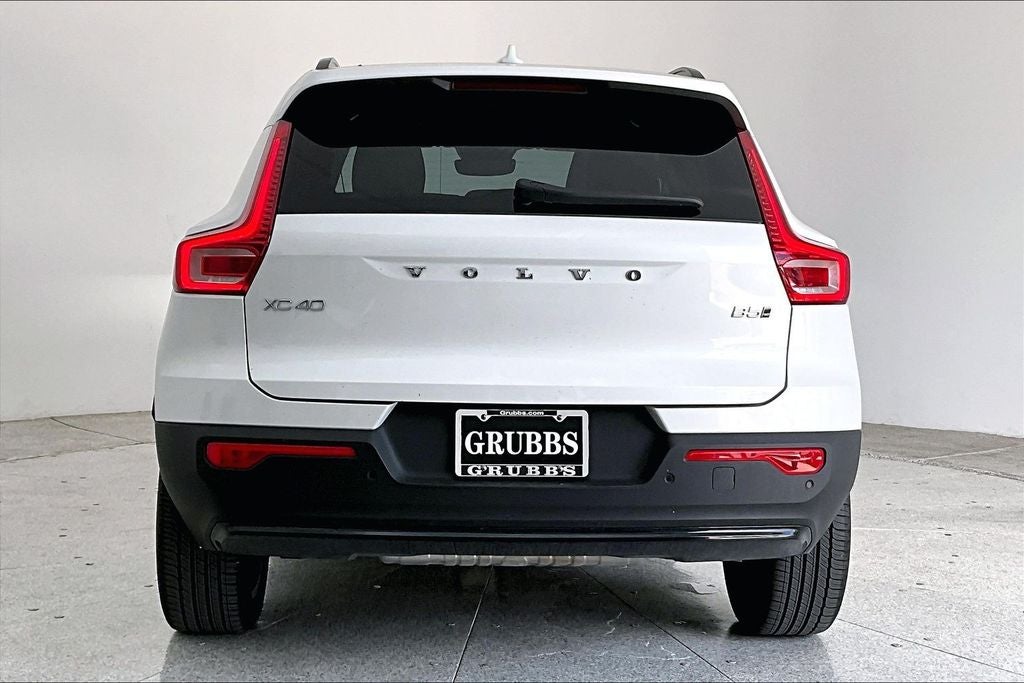 2025 Volvo XC40 B5 Plus Dark Theme