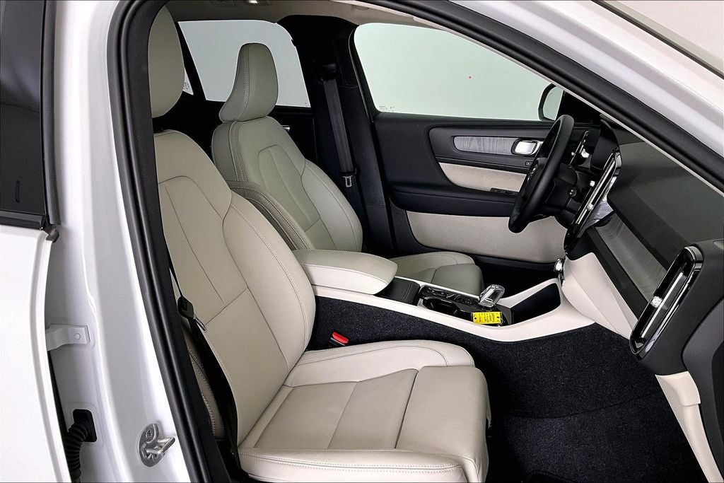 2025 Volvo XC40 B5 Plus Dark Theme