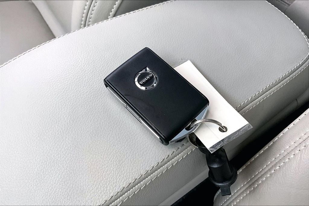 2024 Volvo XC40 B5 Plus Dark Theme