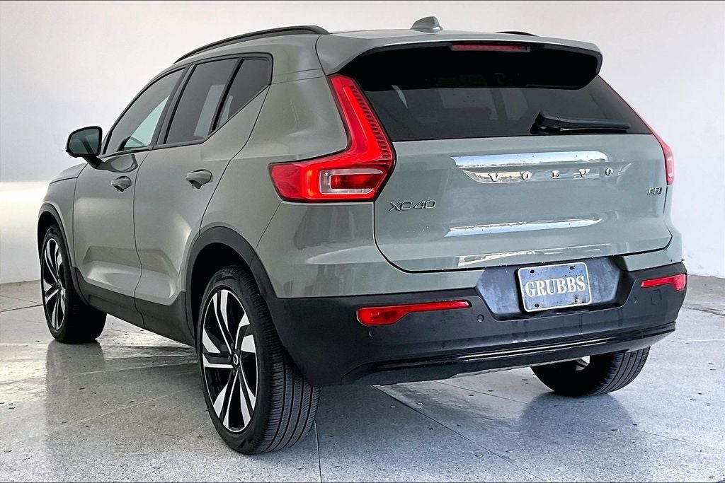 2024 Volvo XC40 B5 Plus Dark Theme