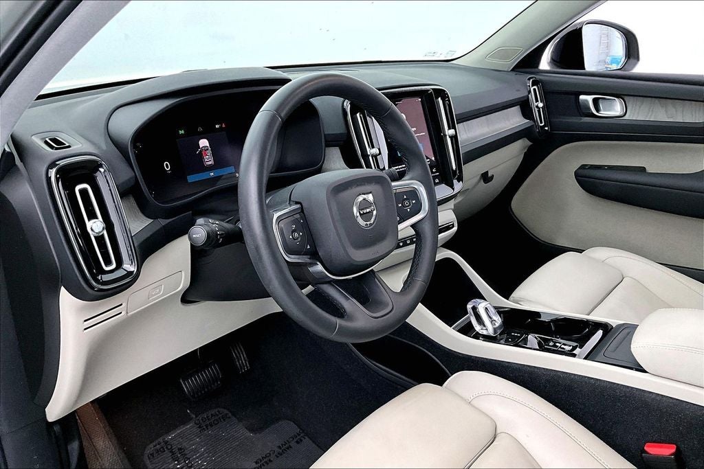 2024 Volvo XC40 B5 Plus Dark Theme