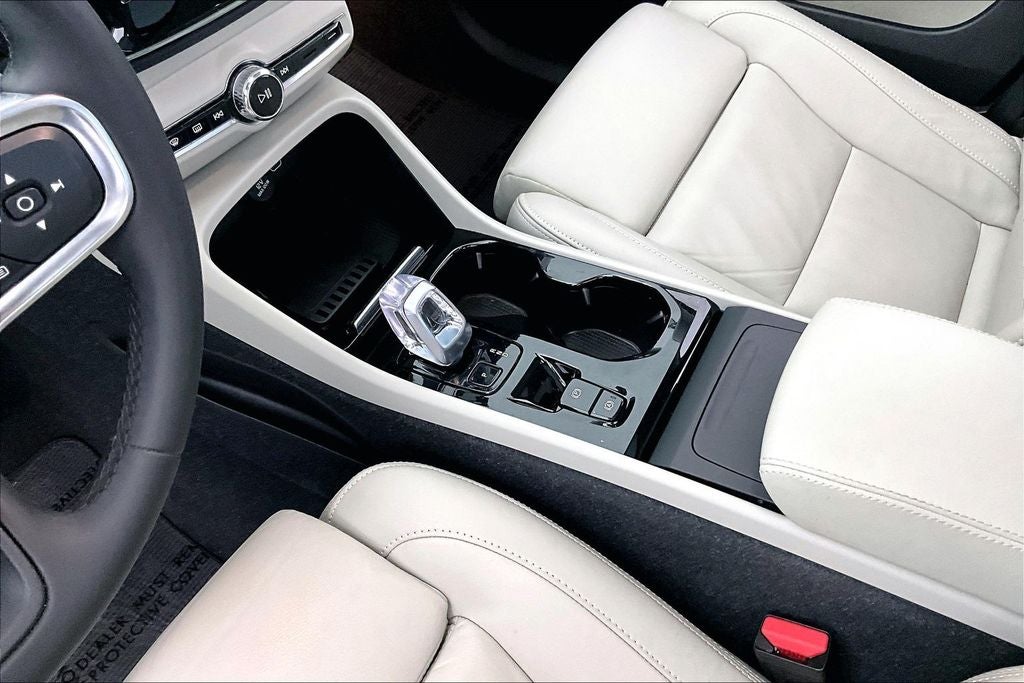 2024 Volvo XC40 B5 Plus Dark Theme