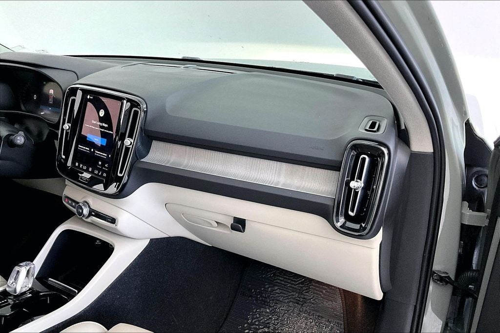 2024 Volvo XC40 B5 Plus Dark Theme