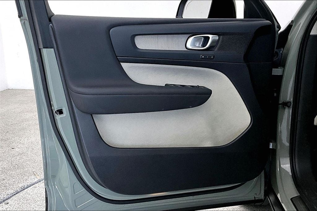 2024 Volvo XC40 B5 Plus Dark Theme
