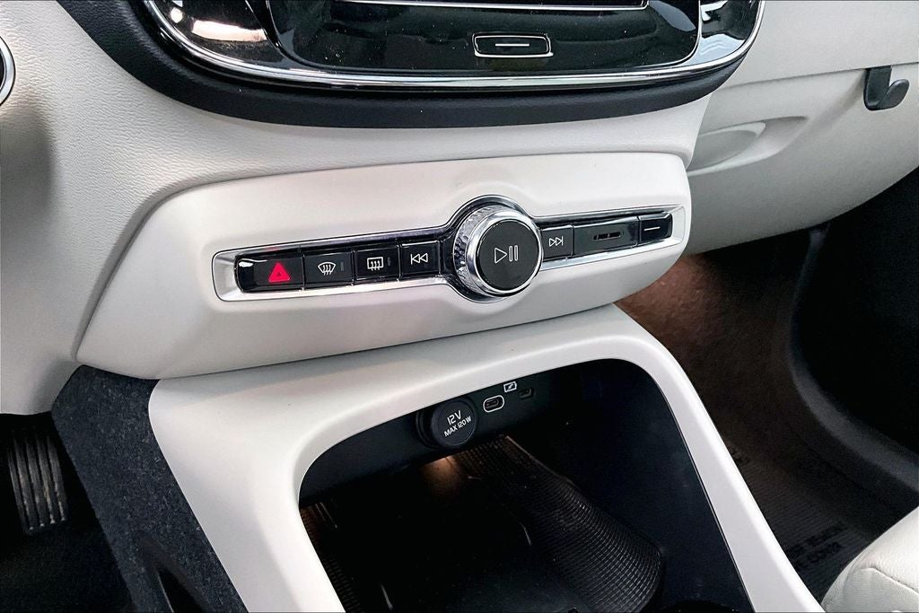 2024 Volvo XC40 B5 Plus Dark Theme
