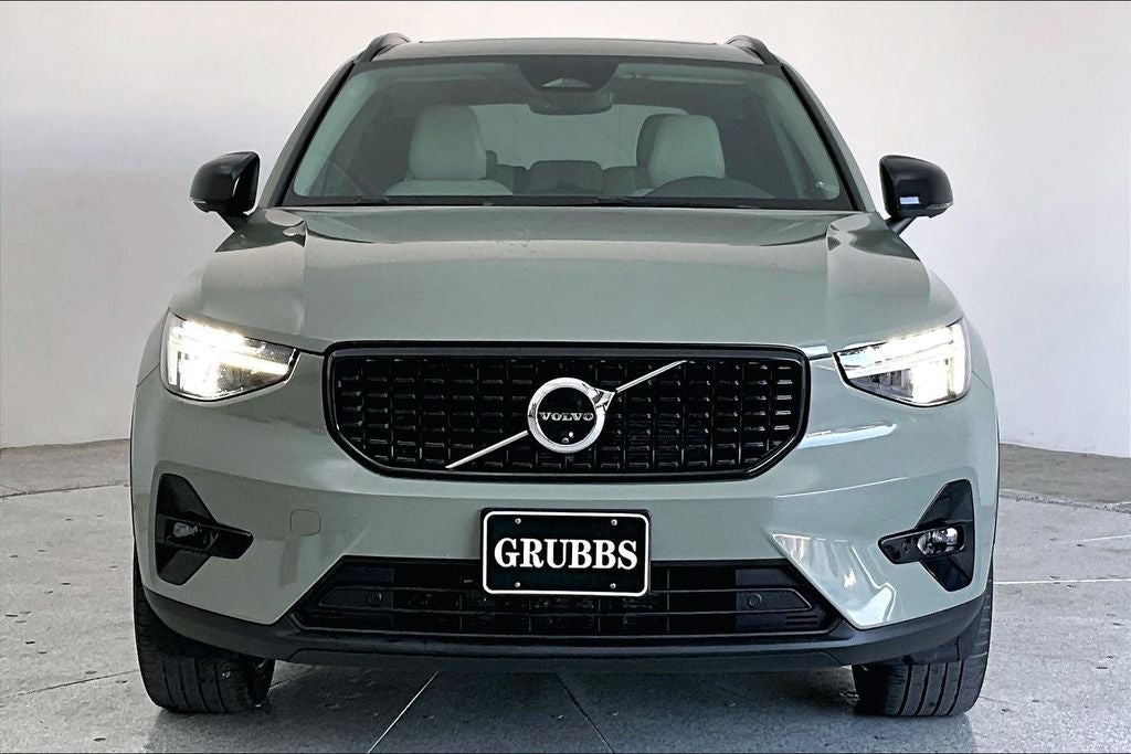 2024 Volvo XC40 B5 Plus Dark Theme