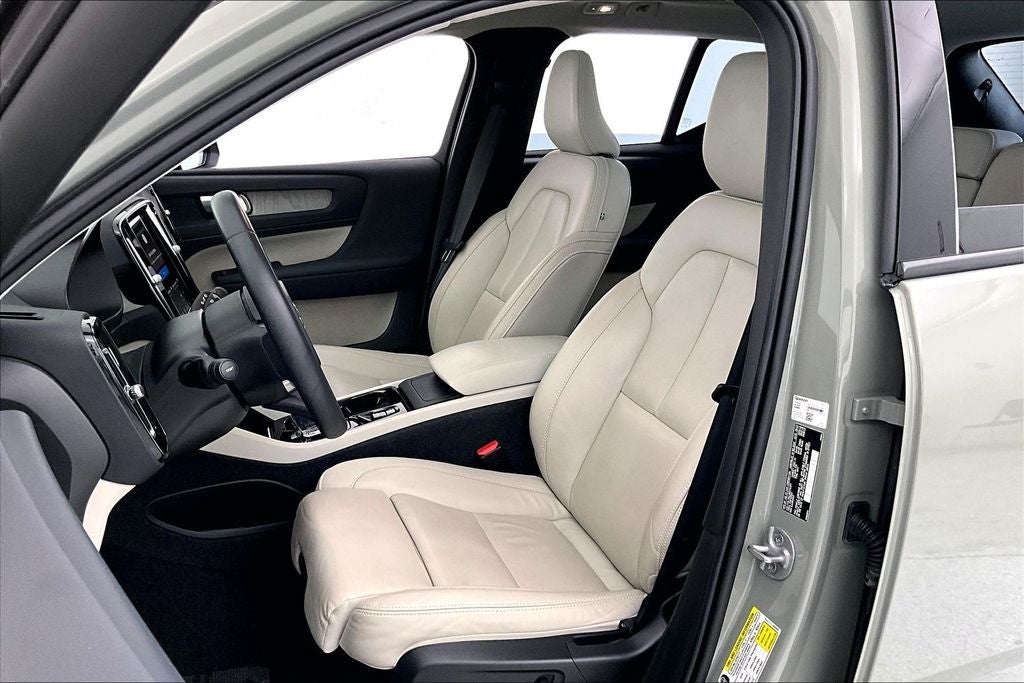 2024 Volvo XC40 B5 Plus Dark Theme