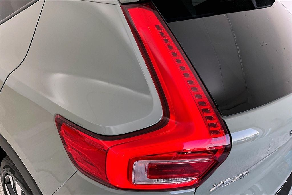 2024 Volvo XC40 B5 Plus Dark Theme