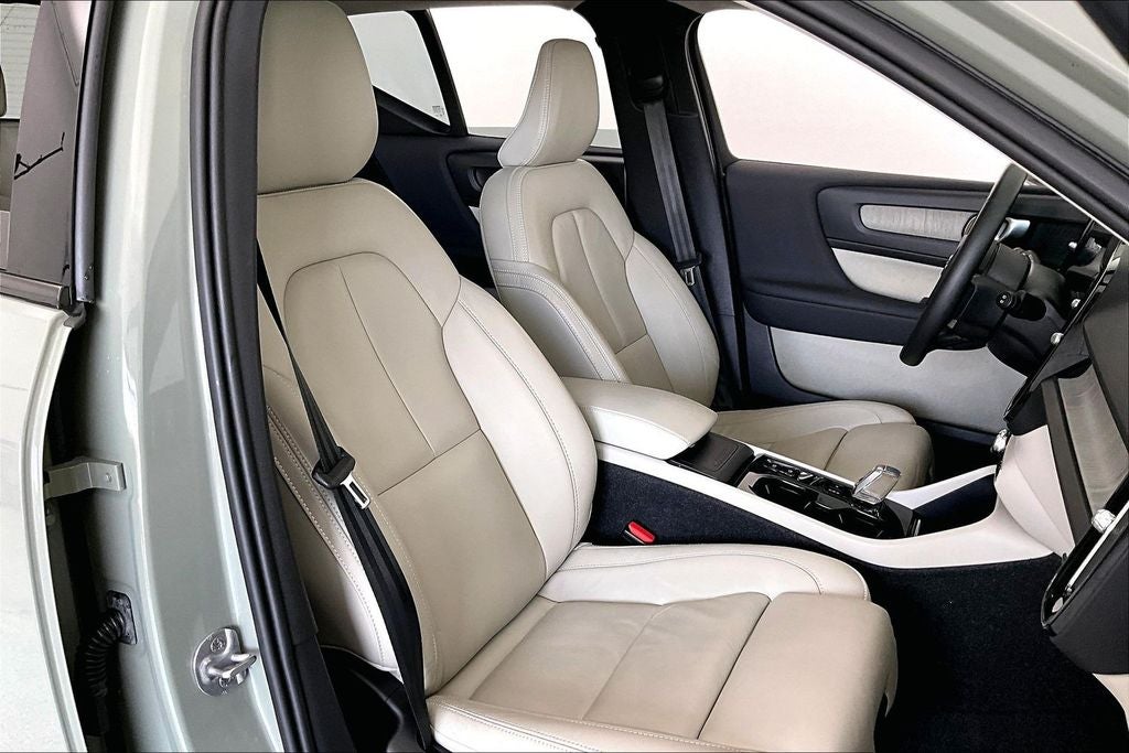 2024 Volvo XC40 B5 Plus Dark Theme