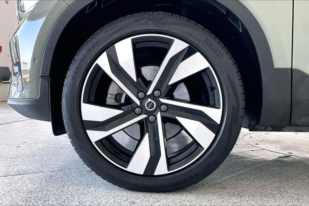 2024 Volvo XC40 B5 Plus Dark Theme