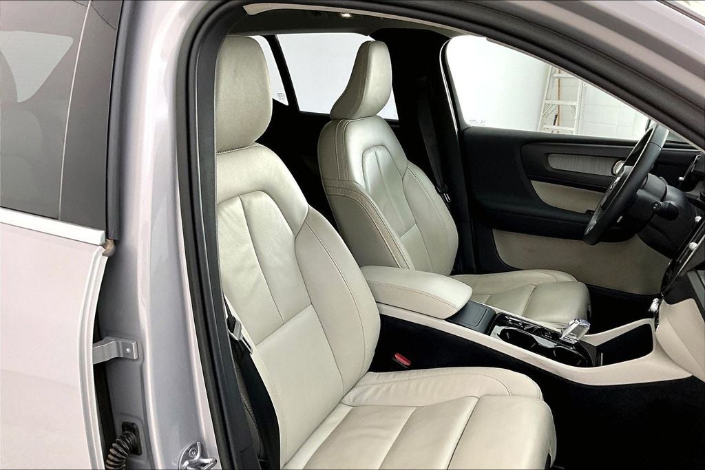 2023 Volvo XC40 B5 Plus Bright Theme