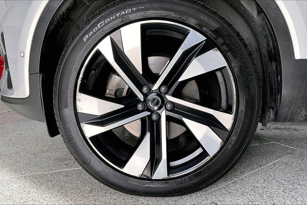 2023 Volvo XC40 B5 Plus Bright Theme