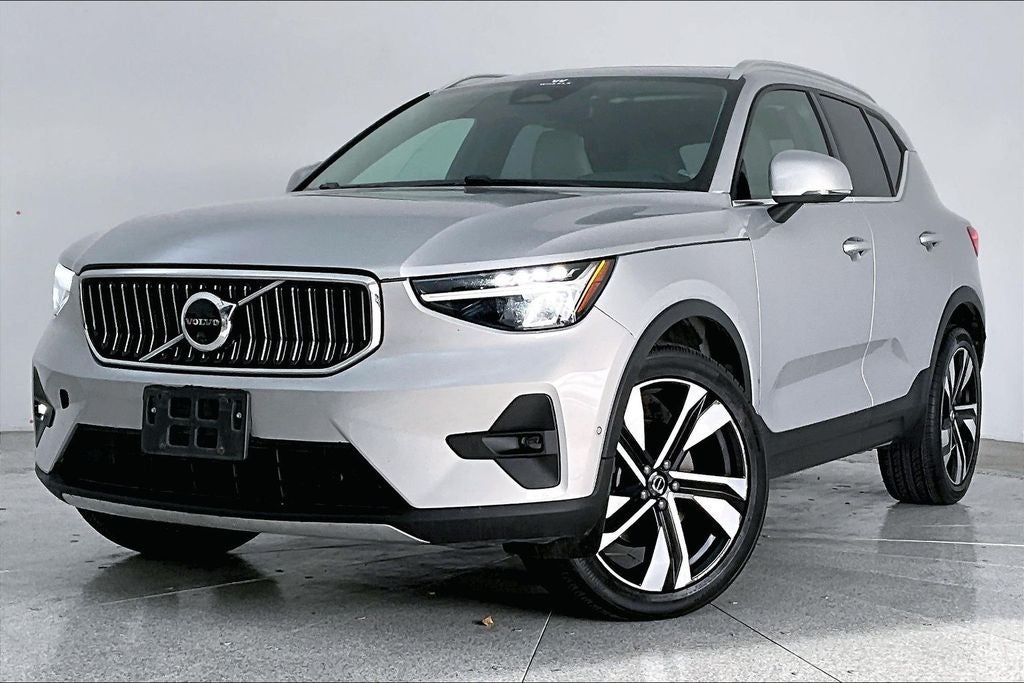 2023 Volvo XC40 B5 Plus Bright Theme
