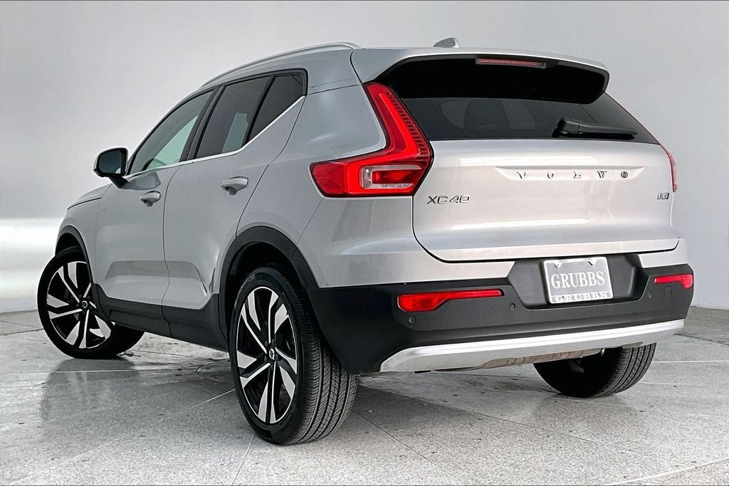 2023 Volvo XC40 B5 Plus Bright Theme