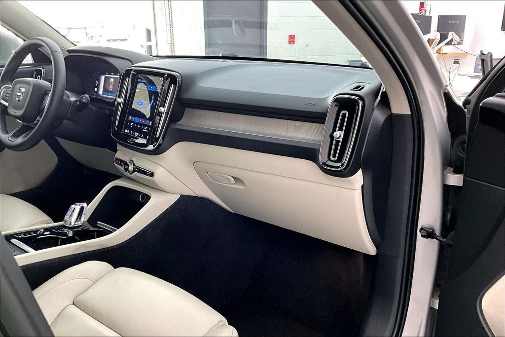 2023 Volvo XC40 B5 Plus Bright Theme