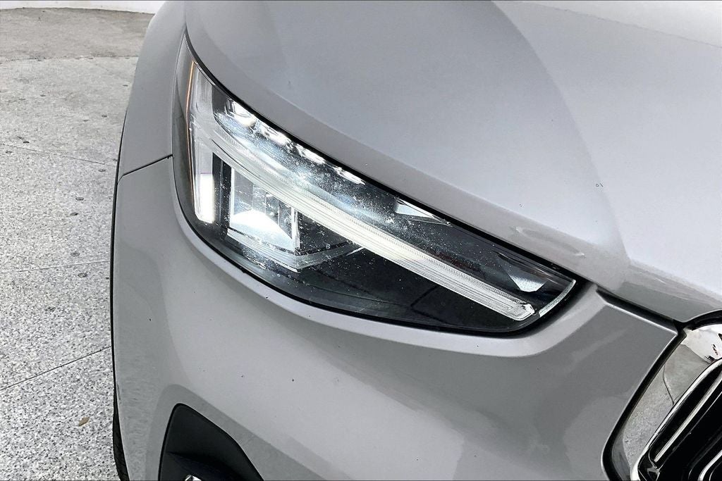 2023 Volvo XC40 B5 Plus Bright Theme