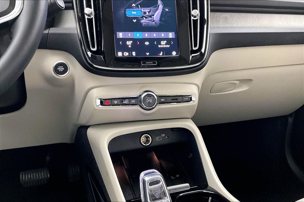 2023 Volvo XC40 B5 Plus Bright Theme