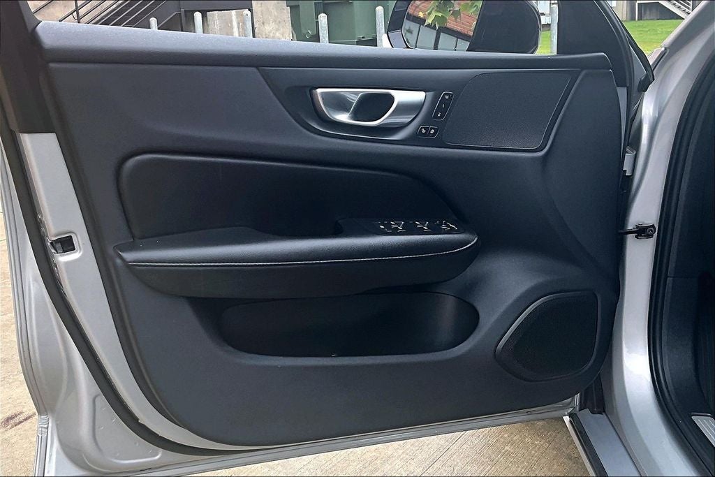 2024 Volvo S60 B5 Core Dark Theme