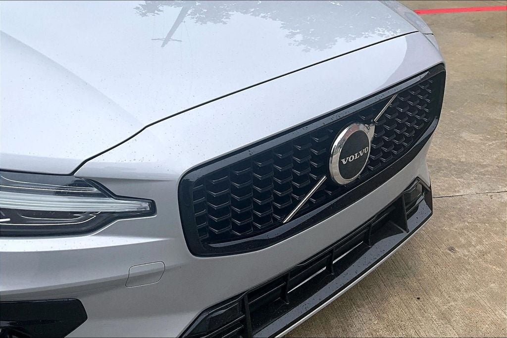 2024 Volvo S60 B5 Core Dark Theme