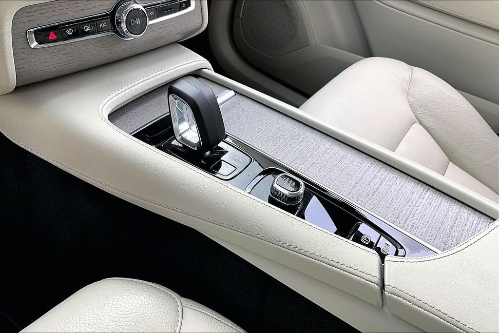 2025 Volvo XC90 B6 Plus 7-Seater