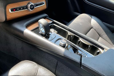 2024 Volvo XC90 B6 Plus Bright Theme