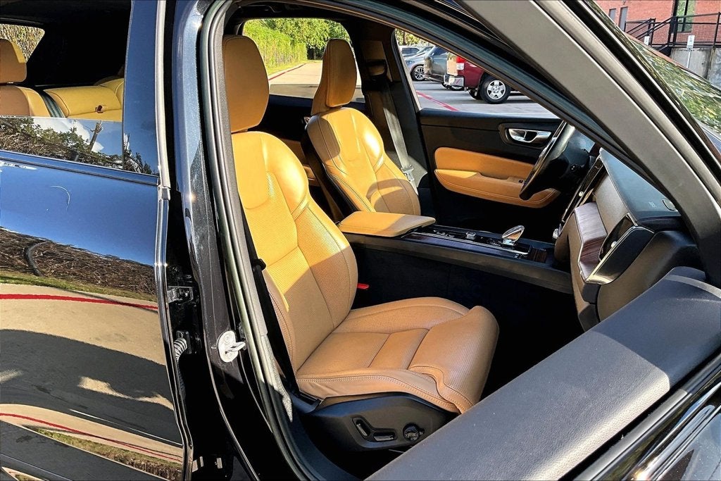 2023 Volvo XC60 B6 Ultimate Dark Theme