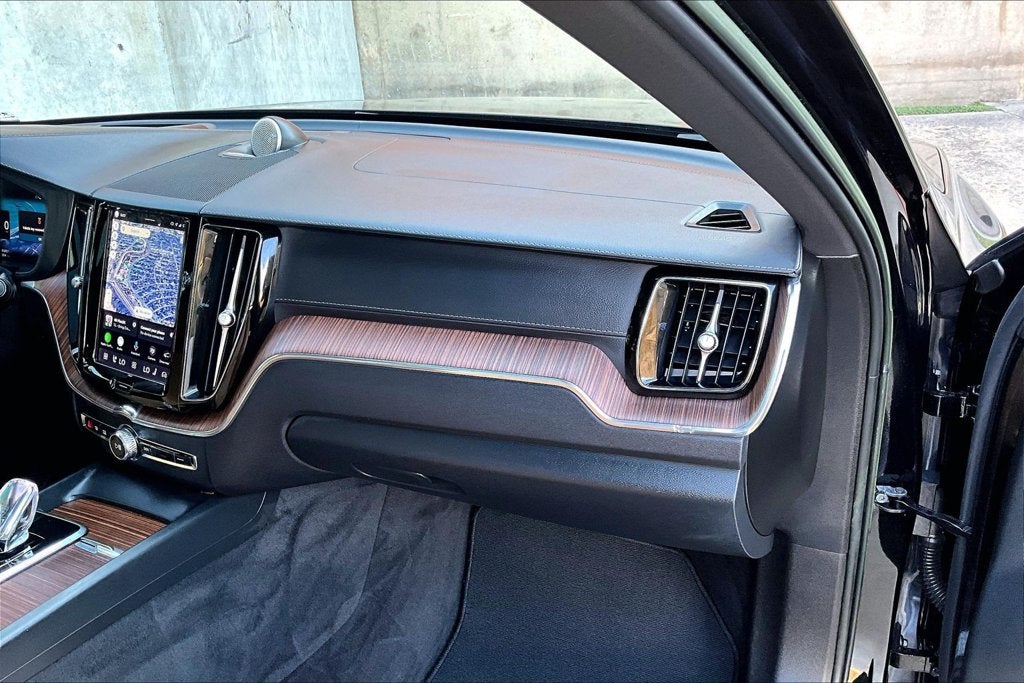 2023 Volvo XC60 B6 Ultimate Dark Theme