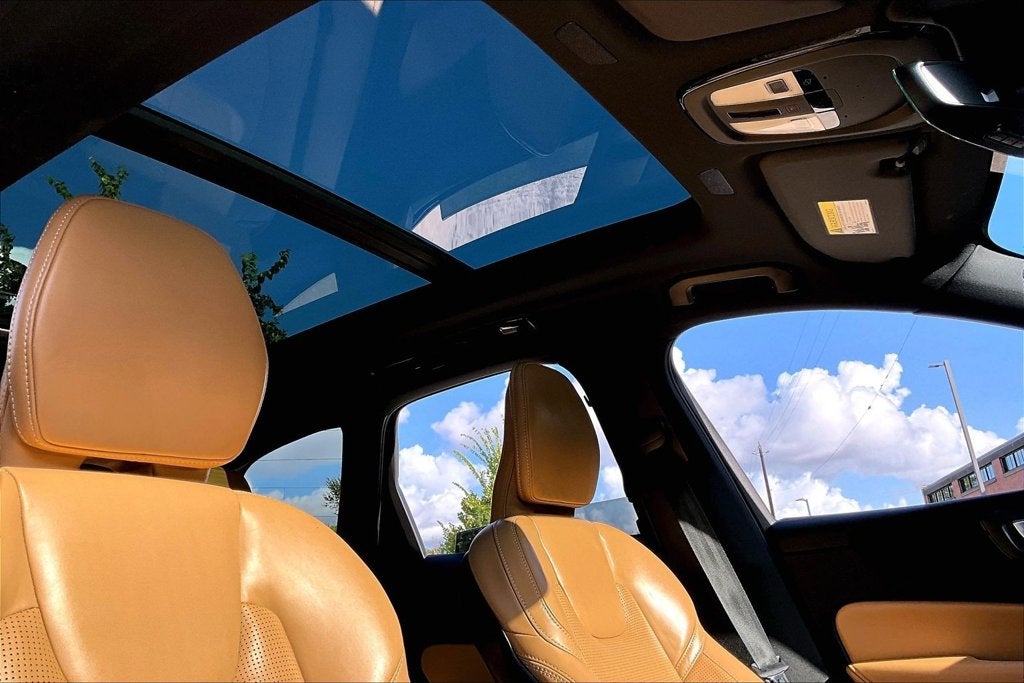2023 Volvo XC60 B6 Ultimate Dark Theme