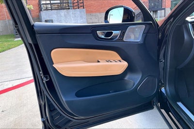 2023 Volvo XC60 B6 Ultimate Dark Theme