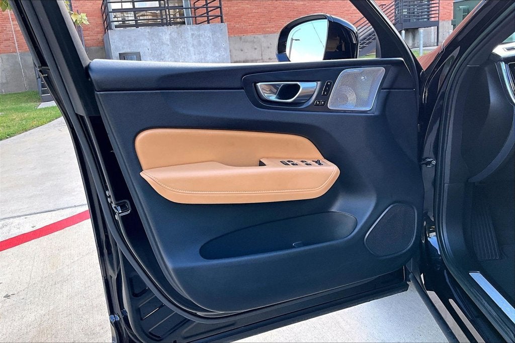 2023 Volvo XC60 B6 Ultimate Dark Theme